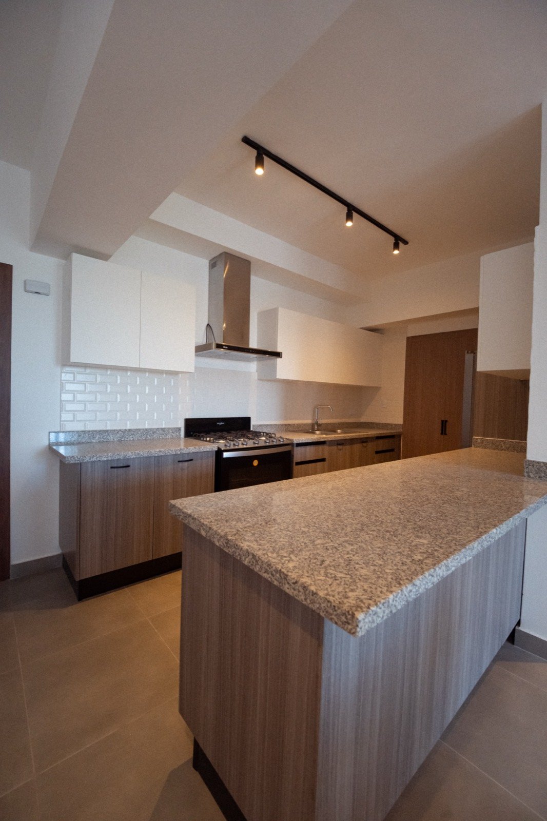 Cocina con isla en granito del apartamento modelo